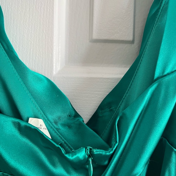 XSCAPE MAXI DRESS SIZE 14 fits like a 12. Has a few pulls as shown in the images - Picture 3 of 5